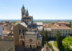 Nel cuore della Città Alta, fra Piazza Vecchia e Piazza Rosate a Bergamo, si trova la bellissima Basilica di Santa Maria Maggiore.