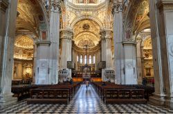 L'interno della Basilica di Santa Maria Maggiore a Bergamo. La chiesa fu costruita a partire dal 1137 d.C. - foto © JIPEN / Shutterstock.com