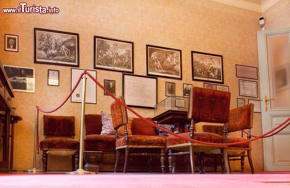 Immagine Arredi e oggetti personali di Freud presso la Casa Museo di Sigmund Freud a Vienna, dove lo psicanalista visse per 47 anni - foto © Radiokafka / Shutterstock.com