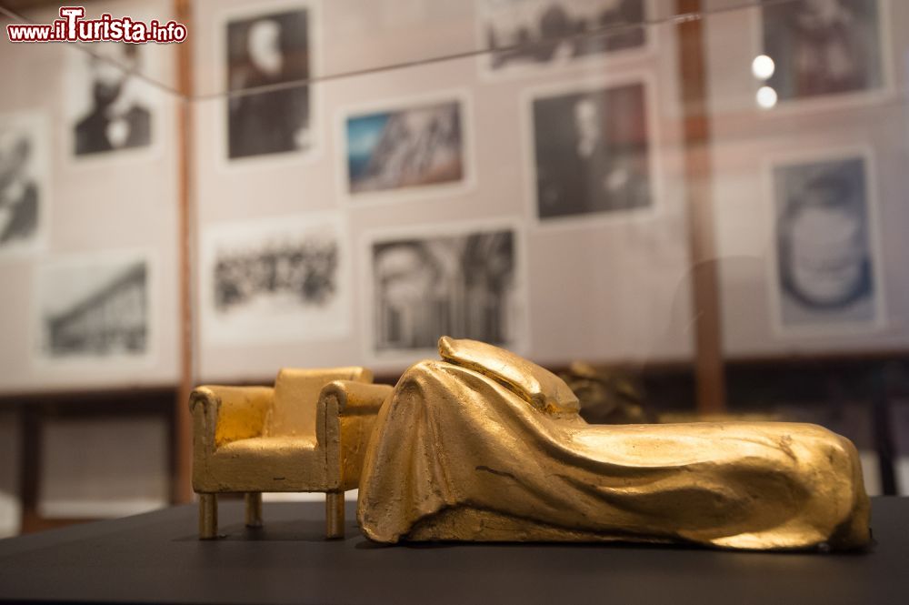 Immagine Un oggetto all'interno della Casa-Museo di Sigmund Freud a Vienna, dove lo psicanalista visse per 47 anni - foto © C Hoermandinger / www.freud-museum.at