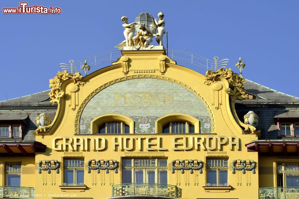 Immagine La sommità della facciata del Grand Hotel Evropa, edificio art nouveau in Piazza San Venceslao a Praga - © Peter Probst / Shutterstock.com
