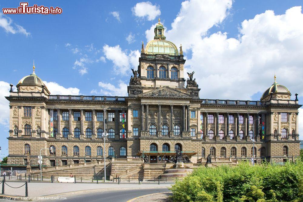 Immagine Il Museo Nazionale (Národní muzeum) di Praga, un palazzo in stile neo-rinascimentale costruito nella zona meridionale della Piazza San Venceslao - foto © kaprik / Shutterstock.com