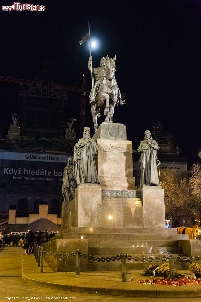 Immagine La statua equestre di San Venceslao (sv Václav I, duca di Boemia), sulla piazza a lui intitolata nel cuore di Praga - foto © John_Silver / Shutterstock.com