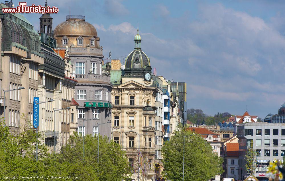 Immagine Palazzi storici in Piazza San Venceslao a Praga. La piazza (in realtà un viale) misura 750 metri in lunghezza - foto © Savvapanf Photo / Shutterstock.com