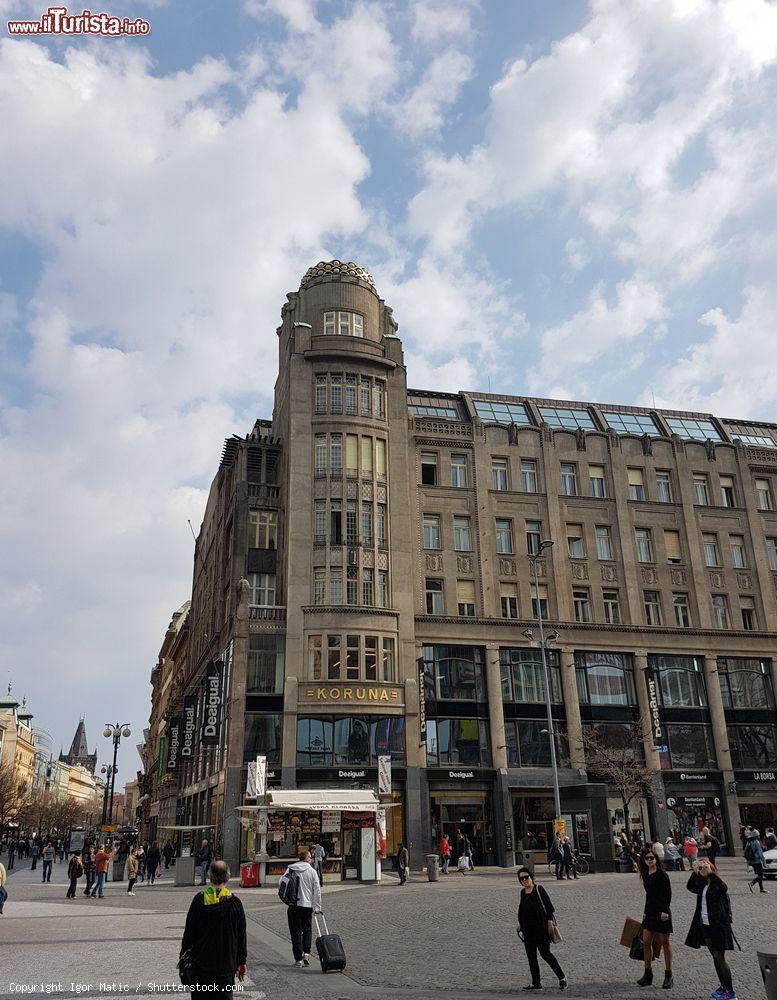 Immagine Il Palazzo Koruna in Piazza San Venceslao a Praga fu realizzato in stile art nouveau nel 1912. Presenta con una torre sormontata da una corona di perle ed è opera dell'architetto Antonin Pfeiffer - foto © Igor Matic / Shutterstock.com