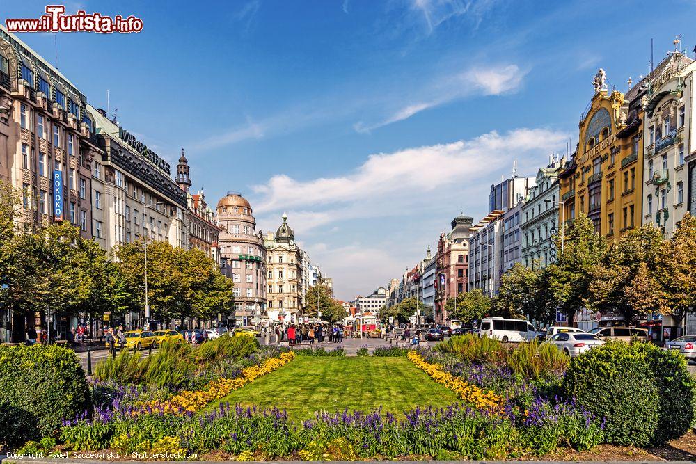 Immagine Aiuola fiorita in Piazza San Venceslao a Praga, una delle piazze più importanti della capitale della Repubblica Ceca - foto © Pawel Szczepanski / Shutterstock.com