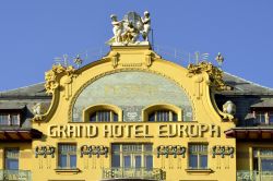 La sommità della facciata del Grand Hotel ...