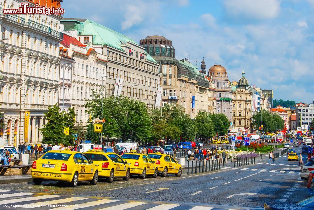 Immagine Taxi in Piazza San Venceslao, nel quartiere di Nové Město a Praga. La piazza è in realtà un viale lungo 750 metri - foto © Romas_Photo / Shutterstock.com