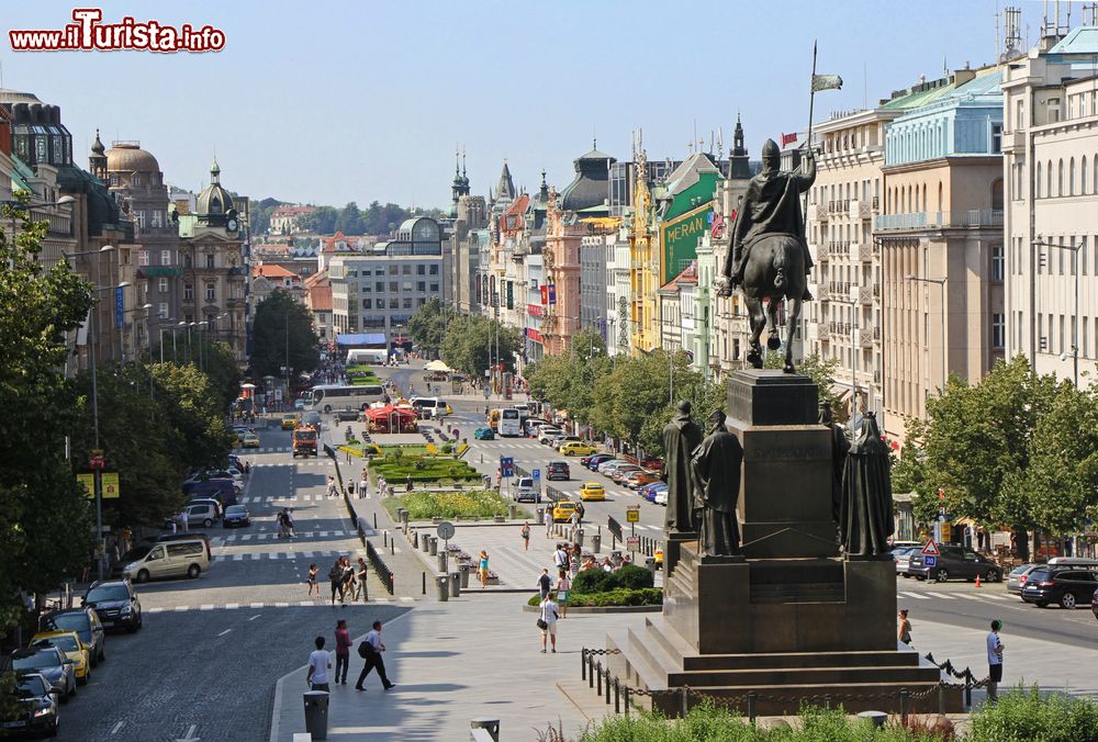 Immagine Veduta della Piazza San Venceslao, nel cuore della Città Nuova di Praga (Repubblica Ceca) in una giornata estiva.