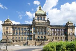 Il Museo Nazionale (Národní muzeum) di Praga, un palazzo in stile neo-rinascimentale costruito nella zona meridionale della Piazza San Venceslao - foto © kaprik / Shutterstock.com ...