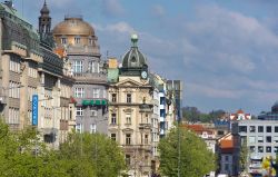 Palazzi storici in Piazza San Venceslao a Praga. La piazza (in realtà un viale) misura 750 metri in lunghezza - foto © Savvapanf Photo / Shutterstock.com