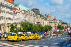 Taxi in Piazza San Venceslao, nel quartiere di Nové Město a Praga. La piazza è in realtà un viale lungo 750 metri - foto © Romas_Photo / Shutterstock.com