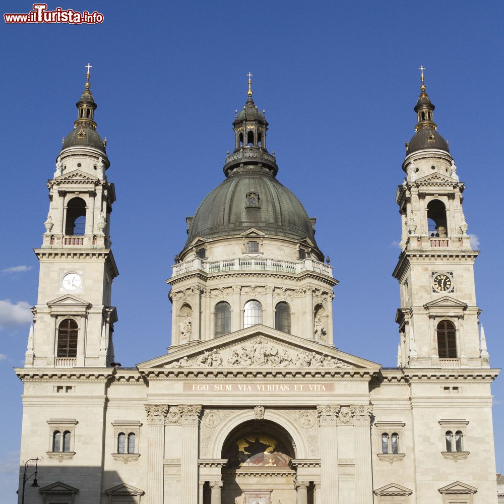 Immagine La Szent Istvan basilika (Basilica di Santo Stefano) a Budapest, con i suoi due grandi campanili che accolgono sei campane.