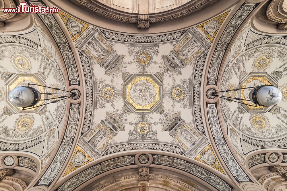 Immagine Gli interni affrescati della volta della Basilica di Santo Stefano a Budapest, Ungheria.