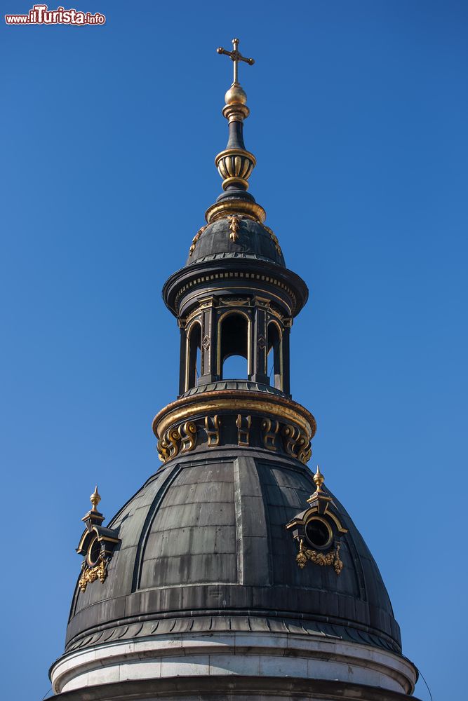 Immagine La torre sulla cupola della Basilica di Santo Stefano a Budapest, il principale luogo religioso della capitale ungherese.