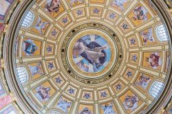 I dettagli in oro della parte interna della cupola centrale della Basilica di Santo Stefano (Budapest, Ungheria) - foto © Frog Dares / Shutterstock.com