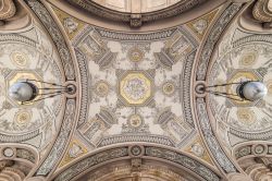 Gli interni affrescati della volta della Basilica di Santo Stefano a Budapest, Ungheria.