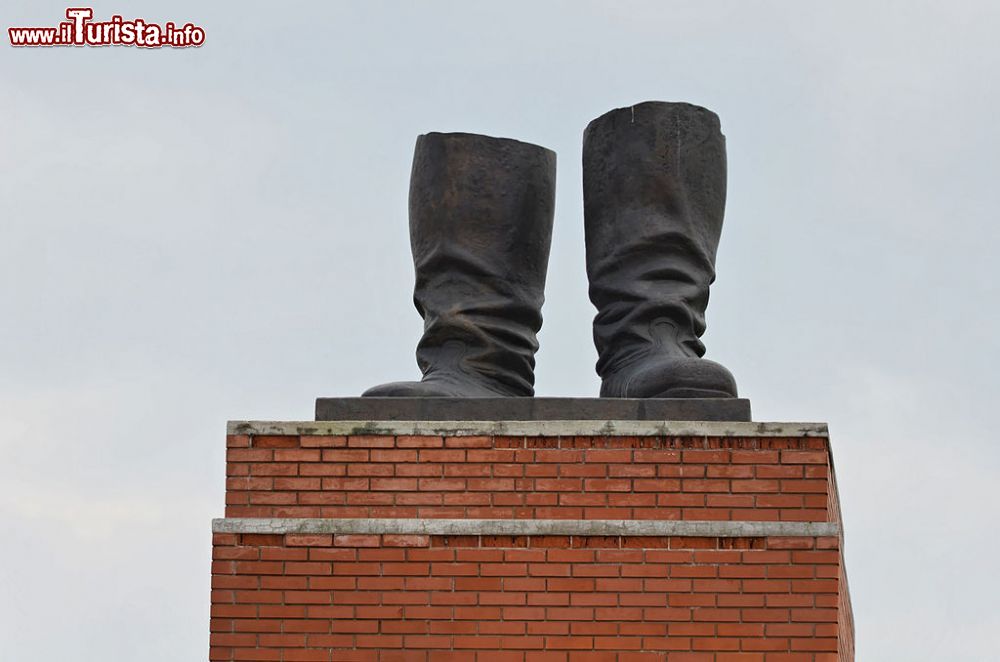 Immagine Gli stivali di Stalin: nel 2006 è stata posizionata all'intermno del Memento Park una copia della statua degli stivali del dittatore sovietico.