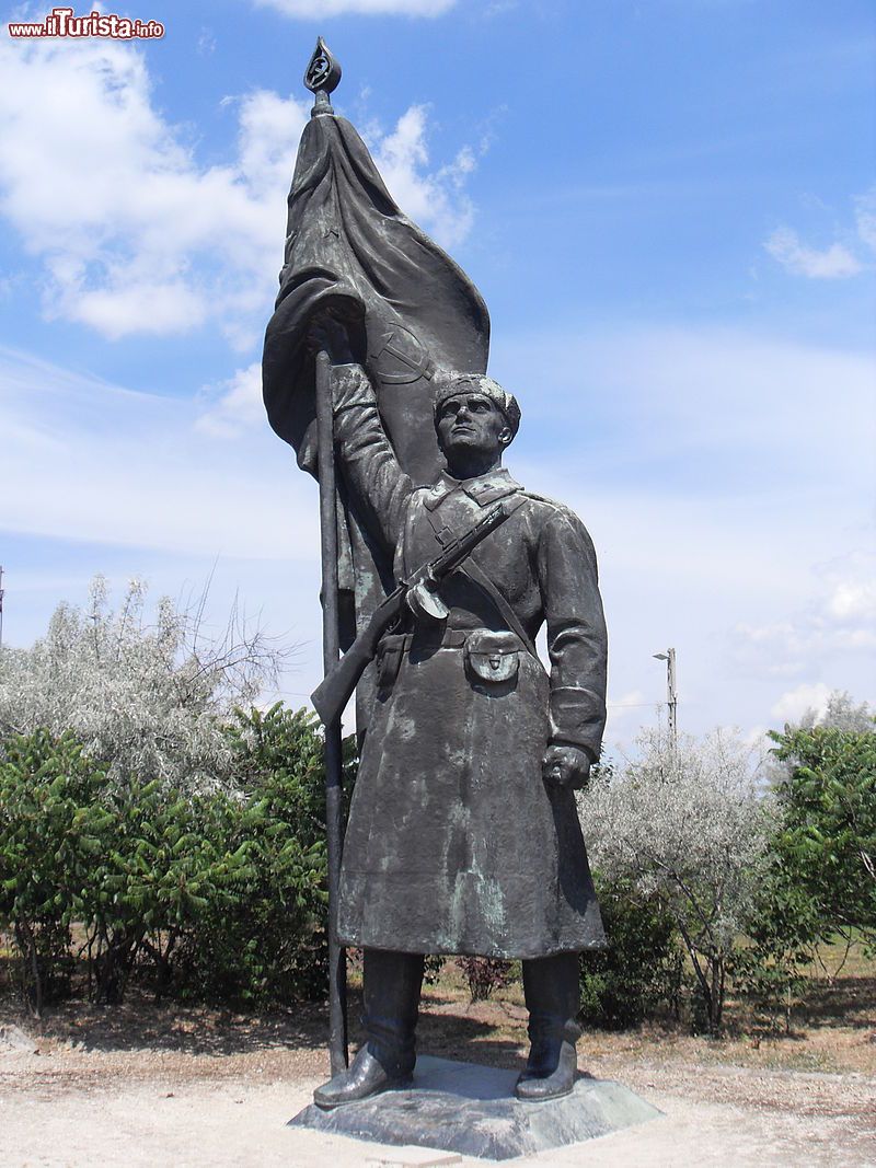 Immagine La statua al soldato dell'Armata Rossa presso il Memento Park di Budapest (Ungheria).