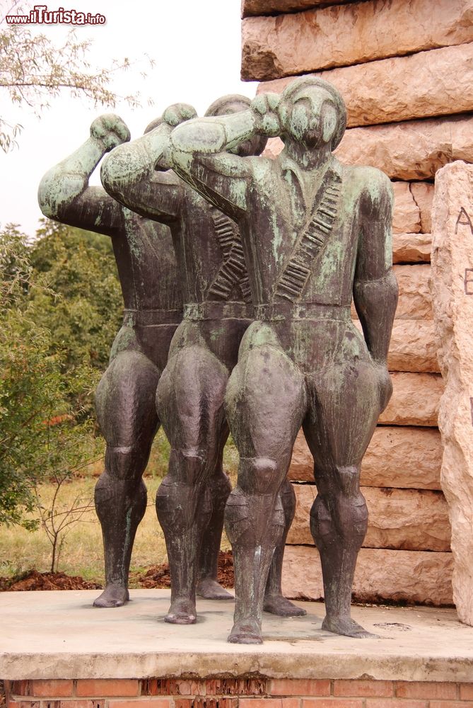 Immagine A differenza di altre città e paesi dove le statue del regime comunista vennero distrutte, a Budapest furono radunate in un luogo della periferia per farne un Parco della Memoria.