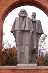 Nel 1993 aprì i battenti il Memento Park a Budapest per racogliere le statue realizzate durante l'epoca comunista. Qui vediamo quelle di Karl Marx e Friedrich Engels.