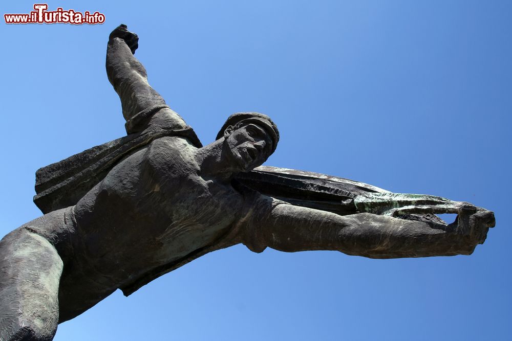 Immagine La statua di un uomo che avanza verso l'avvenire nel Memento Park, aperto nel 1993 a Budapest, Ungheria.