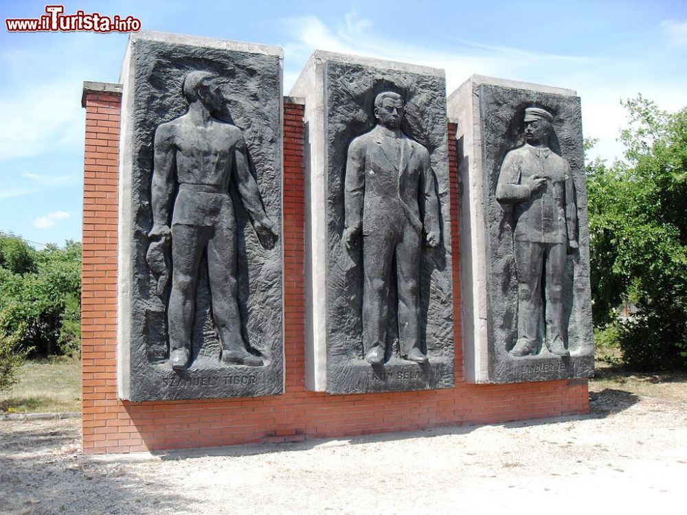 Immagine Le sculture di Béla Kun, Jenő Landler eTibor Szamuely nel Memento Park di Budapest (Ungheria).