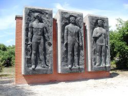 Le sculture di Béla Kun, Jenő Landler eTibor Szamuely nel Memento Park di Budapest (Ungheria).