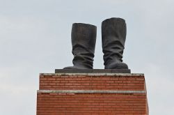 Gli stivali di Stalin: nel 2006 è stata posizionata all'intermno del Memento Park una copia della statua degli stivali del dittatore sovietico.