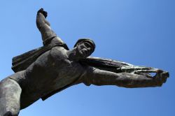 La statua di un uomo che avanza verso l'avvenire nel Memento Park, aperto nel 1993 a Budapest, Ungheria.