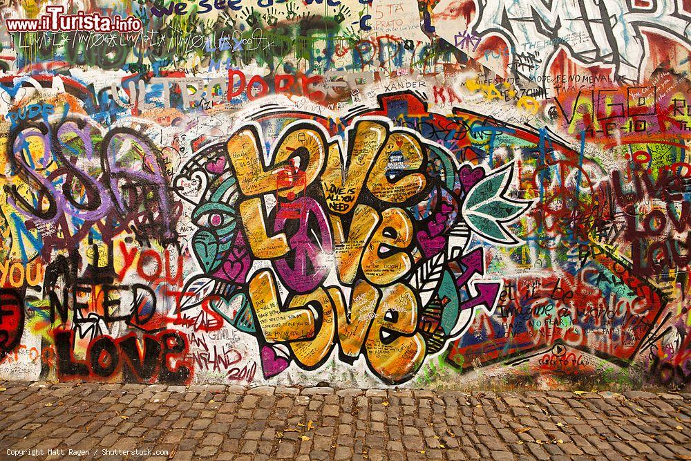 Immagine Graffiti sul Muro di Lennon nella zona di Malá Strana, nei pressi dell'Ambasciata francese a Praga - foto © Matt Ragen / Shutterstock.com