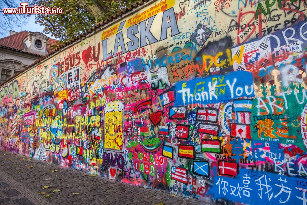 Immagine Il muro dedicato a John Lennon a Praga è di proprietà dei Cavalieri di Malta, che da tempo ormai hanno rinunciato a ripulirlo dai graffiti.