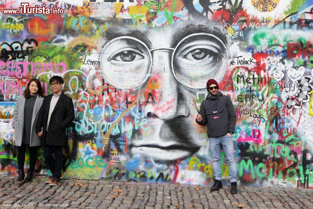 Immagine Il Muro di Lennon (o "Lennon Wall") di Praga ospita dagli anni '80 graffiti e scritte pacifiste ispirate all'ex Beatles - foto © emka74 / Shutterstock.com