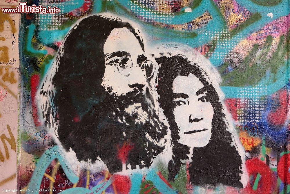 Immagine John Lennon e Yoko Ono ritratti sul cosiddetto Muro di Lennon, nel quartiere di Mala Strana a Praga - foto © emka74 / Shutterstock.com
