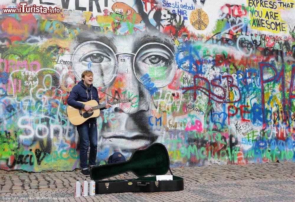 Immagine Oggi il Muro di Lennon è visitato dai turisti di Praga e molti musicisti neapprofittano per suonare e raccogliere qualche soldo - foto © emka74 / Shutterstock.com