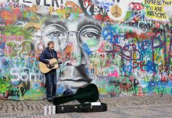 Oggi il Muro di Lennon è visitato dai ...