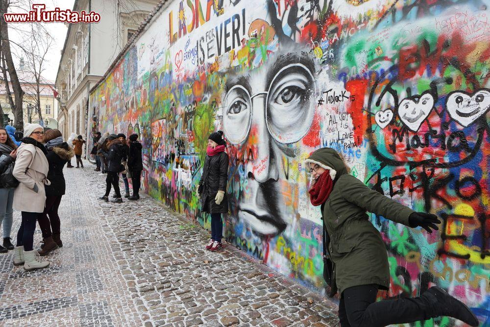 Immagine Praga, il Muro di Lennon: fin dagli anni '80 non c'è stata sorveglianza in grado di mantenere pulito a lungo il muro, che ogni volta veniva ricoperto di nuovi graffiti - foto © emka74 / Shutterstock.com