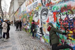 Praga, il Muro di Lennon: fin dagli anni '80 ...