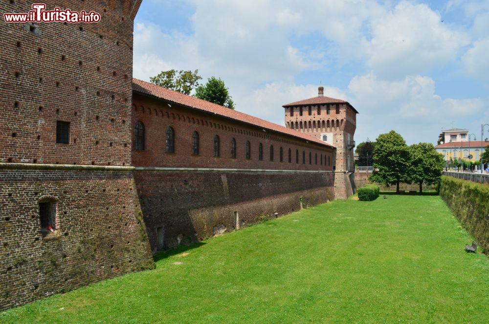 Immagine Il fossato del Castello di Galliate in Piemonte.