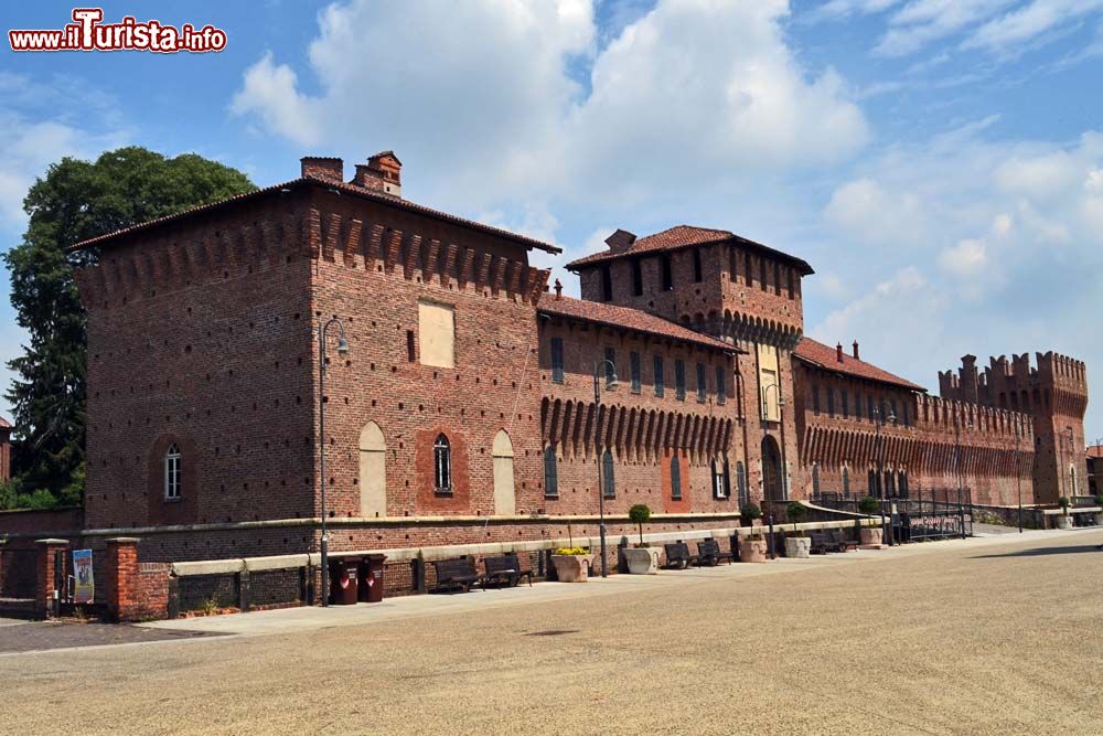 Immagine Il Castello Sforzesco in centro a Galliate, provincia di Novara, Piemonte