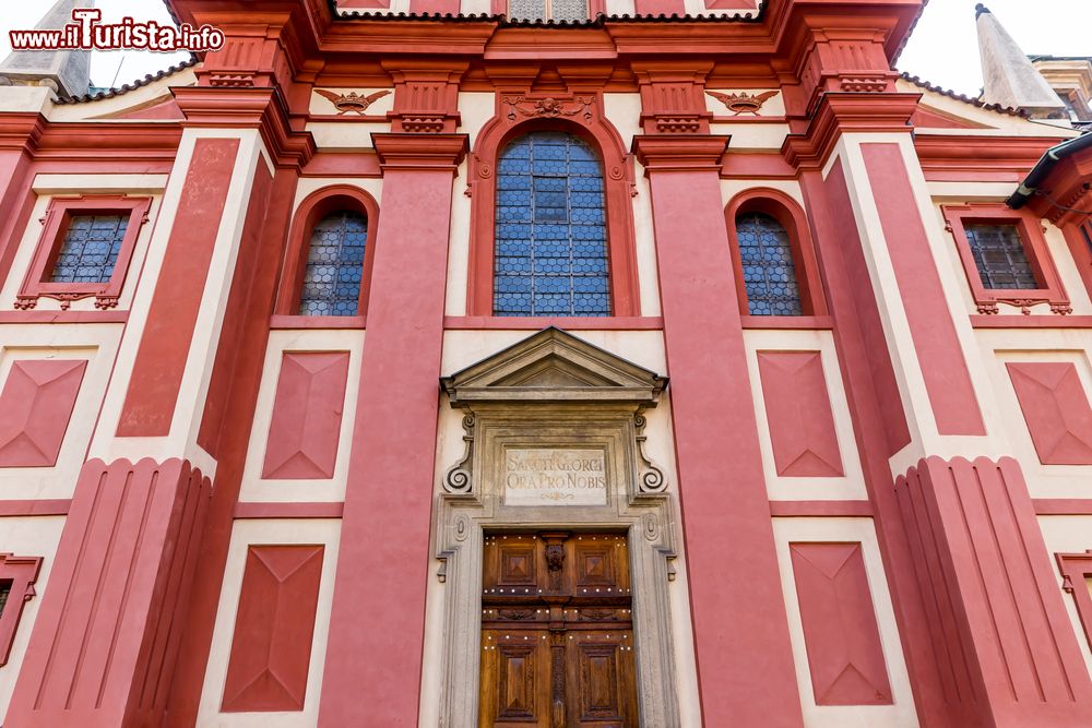Immagine L'inconfondibile facciata rossa della Basilica di San Giorgio a Praga. La chiesa fu costruita nel 920 d.C. ed è la seconda più antica della città.