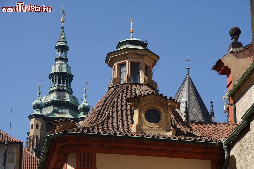 Immagine I pinnacoli e le torri della Basilica di San Giorgio all'interno del complesso del Castello di Praga (Repubblica Ceca).