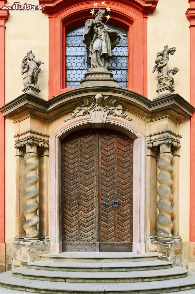 Immagine Il portone d'ingresso della Basilica di San Giorgio (Bazilika sv. Jiří) di Praga, una delle chiese più importanti della Repubblica Ceca.