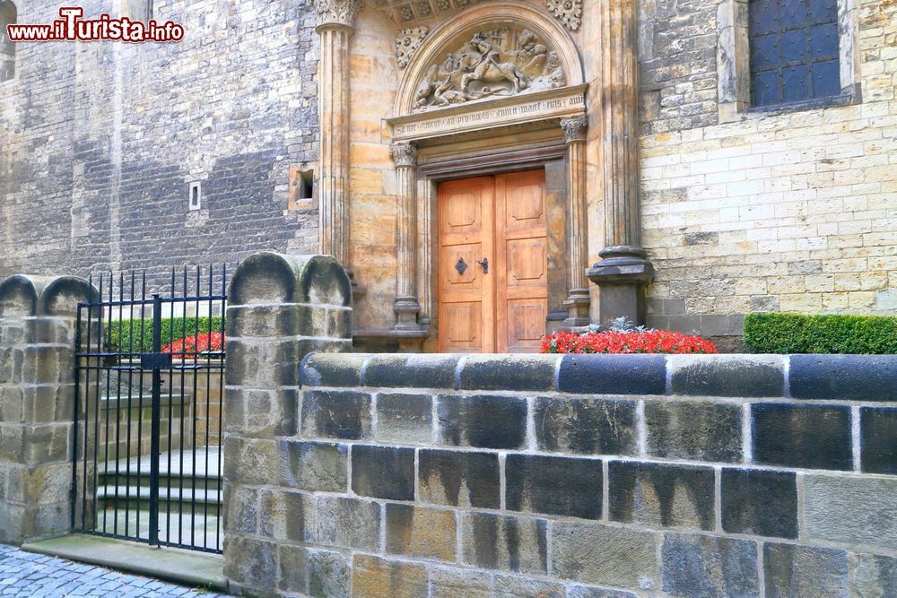 Immagine L'ingresso laterale della Basilica di San Giorgio a Praga, uno dei simboli della capitale ceca.