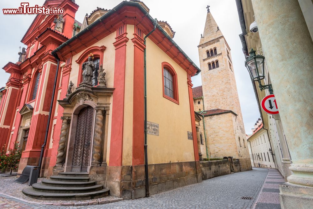 Immagine La Basilica di San Giorgio e la via Jirska presso il Castello di Praga (Repubblica Ceca).