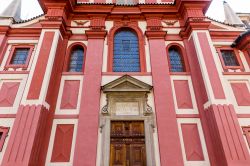 L'inconfondibile facciata rossa della Basilica di San Giorgio a Praga. La chiesa fu costruita nel 920 d.C. ed è la seconda più antica della città.