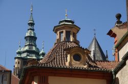 I pinnacoli e le torri della Basilica di San Giorgio all'interno del complesso del Castello di Praga (Repubblica Ceca).