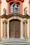 Il portone d'ingresso della Basilica di San Giorgio (Bazilika sv. Jiří) di Praga, una delle chiese più importanti della Repubblica Ceca.

