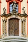 Il portone d'ingresso della Basilica di San Giorgio (Bazilika sv. Jiří) di Praga, una delle chiese più importanti della Repubblica Ceca.

