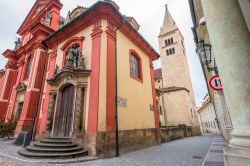 La Basilica di San Giorgio e la via Jirska presso il Castello di Praga (Repubblica Ceca).
